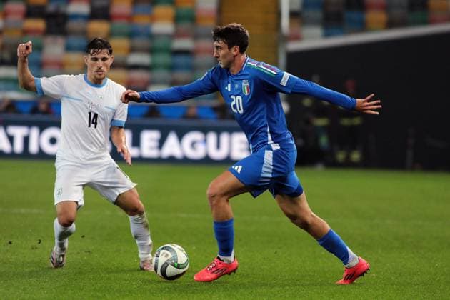 italian s andrea cambiaso fights for the ball with israel s gavriel kanichowsky during the Nations league soccer match between Italia and Israele at the Bluenergy Stadium in Udine, north east Italy - Monday, October 14,2024 - soccer  Copyright: xAndreaxBressanutti LaPressex