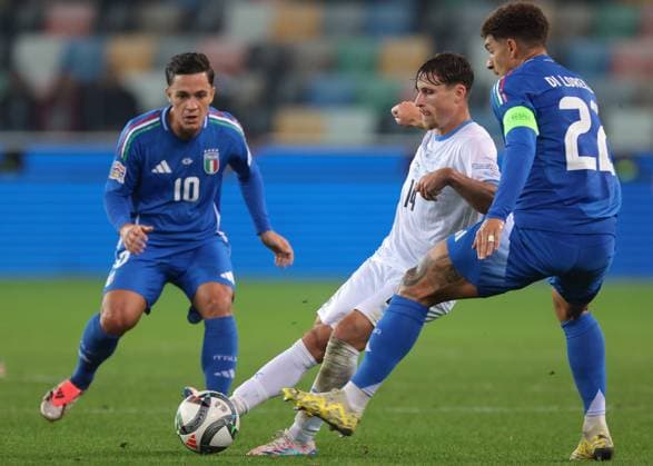 Udine, Italy, 14th October 2024. Gavriel Kanichowsky of Israel passes the ball as Giacomo Raspadori and Giovanni Di Lorenzo of Italy close in during the UEFA Nations League match at Stadio Friuli, Udine. Picture credit should read: Jonathan Moscrop Sportimage EDITORIAL USE ONLY. No use with unauthorised audio, video, data, fixture lists, club league logos or live services. Online in-match use limited to 120 images, no video emulation. No use in betting, games or single club league player publications. SPI-3371-0041