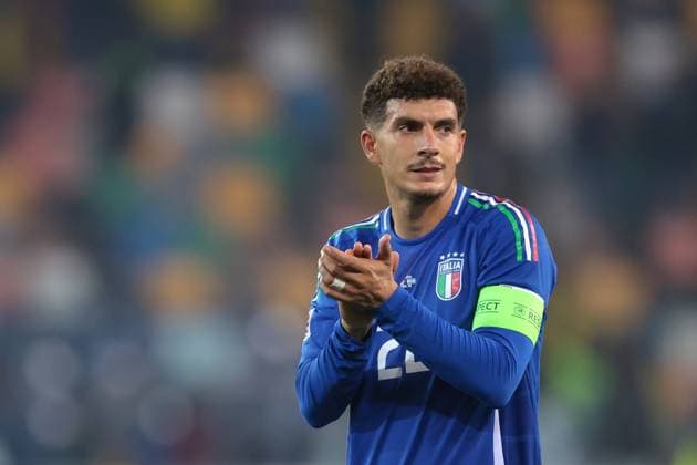 Udine, Italy, 14th October 2024. Giovanni Di Lorenzo of Italy applauds the fans following the final whistle of the UEFA Nations League match at Stadio Friuli, Udine. Picture credit should read: Jonathan Moscrop Sportimage EDITORIAL USE ONLY. No use with unauthorised audio, video, data, fixture lists, club league logos or live services. Online in-match use limited to 120 images, no video emulation. No use in betting, games or single club league player publications. SPI-3371-0076