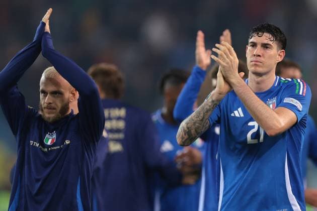 Udine, Italy, 14th October 2024. Federico Dimarco and Alessandro Bastoni of Italy applaud the fans following the final whistle of the UEFA Nations League match at Stadio Friuli, Udine. Picture credit should read: Jonathan Moscrop Sportimage EDITORIAL USE ONLY. No use with unauthorised audio, video, data, fixture lists, club league logos or live services. Online in-match use limited to 120 images, no video emulation. No use in betting, games or single club league player publications. SPI-3371-0079