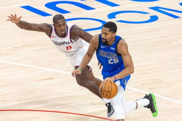 October 14, 2024, Inglewood, California, USA: Dallas Mavericks Spencer Dinwiddie 26 drives against Los Angeles Clippers Kris Dunn 8 during an NBA, Basketball Herren, USA preseason basketball game at Intuit Dome on Monday, Oct. 14, 2024 in Inglewood, California. Inglewood USA - ZUMAc68_ 20241014_zaf_c68_007 Copyright: xRingoxChiux