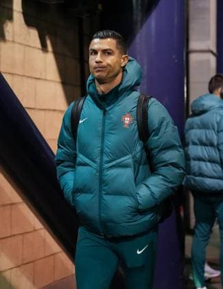 Christiano Ronaldo steps off the Portugal team bus at Hampden Park. Scotland v Portugal, UEFA Nations League, League A, Group 1, Football, Hampden Park, Glasgow, Scotland, UK, 15 Oct 2024 EDITORIAL USE ONLY No use with unauthorised audio, video, data, fixture lists, club league logos or live services. Online in-match use limited to 120 images, no video emulation. No use in betting, games or single club league player publications.  Copyright: xStuartxWallace Shutterstockx 14785540f