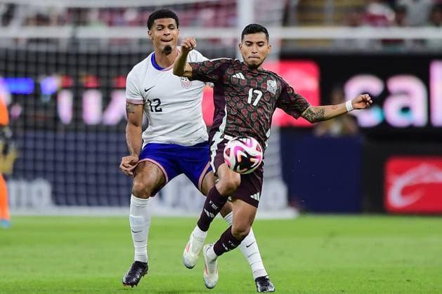Fußball, Länderspiel, Mexiko - USA RECORD DATE NOT STATED Seleccion Mexicana 2024 Mexico vs United States Miles Robinson (L) of USA fights for the ball with Orbelin Pineda (R) of Mexico during the game International Friendly, Länderspiel, Nationalmannschaft between Mexican national team, Nationalteam (Mexico) and United States (USA) at Akron Stadium, on October 15, 2024, Guadalajara, Jalisco, Mexico. GUADALAJARA JALISCO MEXICO Copyright: xIsaacxOrtizx 20241015213529_SNM_MEX_USA_PINEDA76
