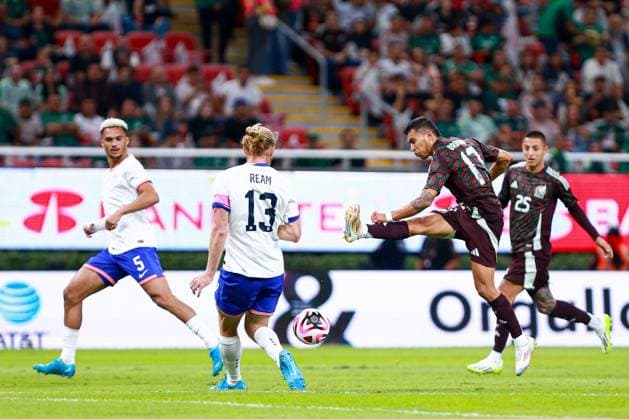 Fußball, Länderspiel, Mexiko - USA RECORD DATE NOT STATED Seleccion Mexicana 2024 Mexico vs United States Tim Ream (L) of USA fights for the ball with Orbelin Pineda (R) of Mexico during the game International Friendly, Länderspiel, Nationalmannschaft between Mexican national team, Nationalteam (Mexico) and United States (USA) at Akron Stadium, on October 15, 2024, Guadalajara, Jalisco, Mexico. GUADALAJARA JALISCO MEXICO Copyright: xCarlosxZepedax 20241015214820_SNM_MEX_USA_PINEDA107