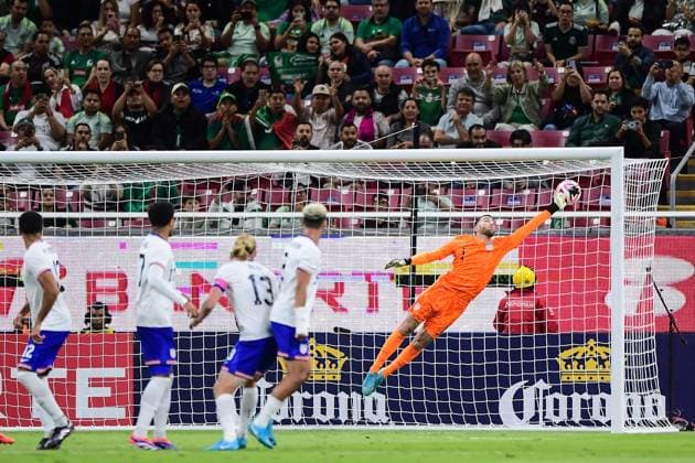 Fußball, Länderspiel, Mexiko - USA RECORD DATE NOT STATED Seleccion Mexicana 2024 Mexico vs United States Matt Turner of USA receives goal 1-0 of Raul Jimenez of Mexico during the game International Friendly, Länderspiel, Nationalmannschaft between Mexican national team, Nationalteam (Mexico) and United States (USA) at Akron Stadium, on October 15, 2024, Guadalajara, Jalisco, Mexico. GUADALAJARA JALISCO MEXICO Copyright: xIsaacxOrtizx 20241015215556_SNM_MEX_USA_TURNER115