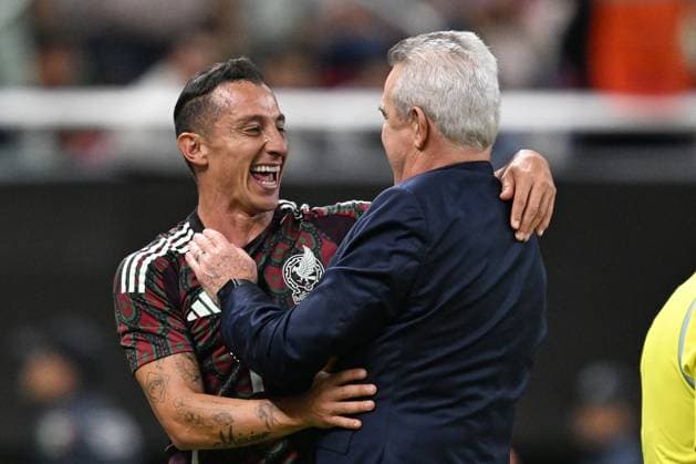 Sport Bilder des Tages Fußball, Länderspiel, Mexiko - USA RECORD DATE NOT STATED Seleccion Mexicana 2024 Mexico vs United States Andres Guardado and Javier Aguirre head coach of Mexico during the game International Friendly, Länderspiel, Nationalmannschaft between Mexican national team, Nationalteam (Mexico) and United States (USA) at Akron Stadium, on October 15, 2024, Guadalajara, Jalisco, Mexico. GUADALAJARA JALISCO MEXICO Copyright: xDavidxLeahx 20241015220825_SNM_MEX_USA_GUARDADO158