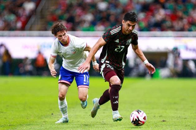 Fußball, Länderspiel, Mexiko - USA RECORD DATE NOT STATED Seleccion Mexicana 2024 Mexico vs United States Brenden Aaronson (L) of USA fights for the ball with Jesus Angulo (R) of Mexico during the game International Friendly, Länderspiel, Nationalmannschaft between Mexican national team, Nationalteam (Mexico) and United States (USA) at Akron Stadium, on October 15, 2024, Guadalajara, Jalisco, Mexico. GUADALAJARA JALISCO MEXICO Copyright: xCarlosxZepedax 20241015221550_SNM_MEX_USA_ANGULO188