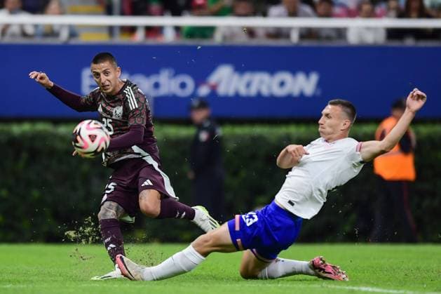 Fußball, Länderspiel, Mexiko - USA RECORD DATE NOT STATED Seleccion Mexicana 2024 Mexico vs United States Roberto Alvarado (L) of Mexico fights for the ball with Kristoffer Lund (R) of USA during the game International Friendly, Länderspiel, Nationalmannschaft between Mexican national team, Nationalteam (Mexico) and United States (USA) at Akron Stadium, on October 15, 2024, Guadalajara, Jalisco, Mexico. GUADALAJARA JALISCO MEXICO Copyright: xIsaacxOrtizx 20241015224443_SNM_MEX_USA_ALVARADO217