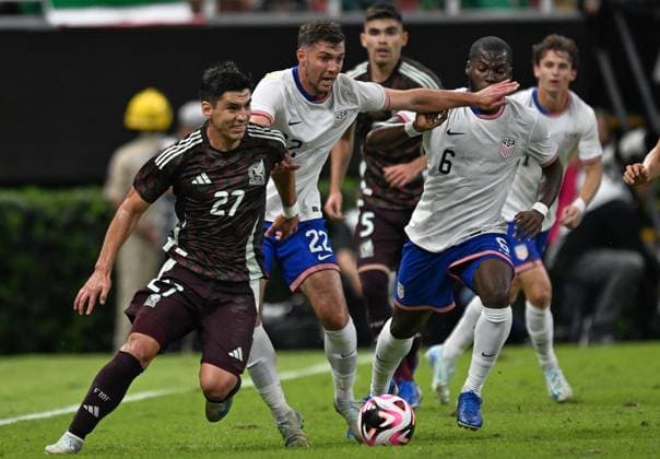 Fußball, Länderspiel, Mexiko - USA RECORD DATE NOT STATED Seleccion Mexicana 2024 Mexico vs United States Jesus Angulo (L) of Mexico fights for the ball with Joe Scally (R) of USA during the game International Friendly, Länderspiel, Nationalmannschaft between Mexican national team, Nationalteam (Mexico) and United States (USA) at Akron Stadium, on October 15, 2024, Guadalajara, Jalisco, Mexico. GUADALAJARA JALISCO MEXICO Copyright: xDavidxLeahx 20241015224821_SNM_MEX_USA_ANGULO233
