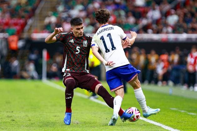 Fußball, Länderspiel, Mexiko - USA RECORD DATE NOT STATED Seleccion Mexicana 2024 Mexico vs United States Johan Vasquez (L) of Mexico fights for the ball with Brenden Aaronson (R) of USA during the game International Friendly, Länderspiel, Nationalmannschaft between Mexican national team, Nationalteam (Mexico) and United States (USA) at Akron Stadium, on October 15, 2024, Guadalajara, Jalisco, Mexico. GUADALAJARA JALISCO MEXICO Copyright: xCarlosxZepedax 20241015225142_SNM_MEX_USA_VASQUEZ243
