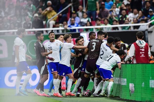 Sport Bilder des Tages Fußball, Länderspiel, Mexiko - USA RECORD DATE NOT STATED Seleccion Mexicana 2024 Mexico vs United States Edson Alvarez of Mexico and Alejandro Zendejas of USA during the game International Friendly, Länderspiel, Nationalmannschaft between Mexican national team, Nationalteam (Mexico) and United States (USA) at Akron Stadium, on October 15, 2024, Guadalajara, Jalisco, Mexico. GUADALAJARA JALISCO MEXICO Copyright: xIsaacxOrtizx 20241015230622_SNM_MEX_USA_ZENDEJAS279