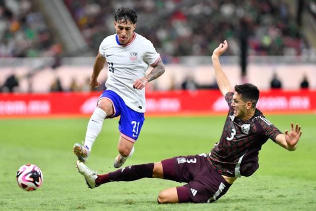 Fußball, Länderspiel, Mexiko - USA RECORD DATE NOT STATED Seleccion Mexicana 2024 Mexico vs United States Alejandro Zendejas (L) of USA fights for the ball with Cesar Montes (R) of Mexico during the game International Friendly, Länderspiel, Nationalmannschaft between Mexican national team, Nationalteam (Mexico) and United States (USA) at Akron Stadium, on October 15, 2024, Guadalajara, Jalisco, Mexico. GUADALAJARA JALISCO MEXICO Copyright: xLuisxFernandoxTorisx 20241015231130_SNM_MEX_USA_ZENDEJAS286