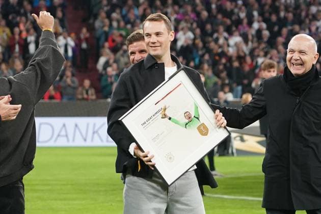Manuel Neuer at the farewell with his certificate and DFB President Bernd Neuendorf Munich 14 10 2024 Germany vs Netherlands, Nations League, Matchday 4