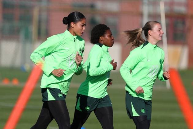 VfL vs Olympique Lyon, CL Women, Preliminary reports Wolfsburg, 16 10 2024, FOOTBALL VfL Wolfsburg vs Olympique Lyon, Group round Champions League Women, Season 2024 25 VfL Wolfsburg final training, Sveindis Jonsdottir VfL Wolfsburg , Lineth Beerensteyn VfL Wolfsburg , Lynn Wilms VfL Wolfsburg Wolfsburg