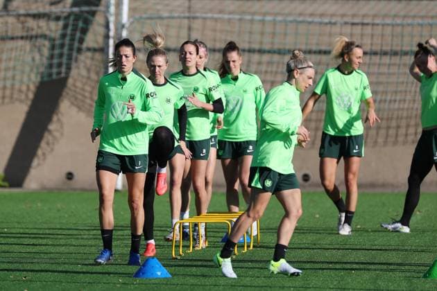 VfL vs Olympique Lyon, CL Women, Preliminary reports Wolfsburg, 16 10 2024, FOOTBALL VfL Wolfsburg vs Olympique Lyon, Group round Champions League Women, Season 2024 25 VfL Wolfsburg final training, Svenja Huth VfL Wolfsburg , Chantal Hagel VfL Wolfsburg Wolfsburg