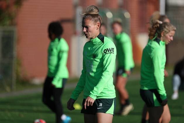 VfL vs Olympique Lyon, CL Women, Preliminary Reports Wolfsburg, 16 10 2024, FOOTBALL VfL Wolfsburg vs Olympique Lyon, Group Round Champions League Women, Season 2024 25 VfL Wolfsburg Final Training, Sarai Linder VfL Wolfsburg Wolfsburg Wolfsburg