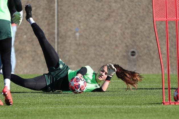 VfL vs Olympique Lyon, CL Women, Preliminary reports Wolfsburg, 16 10 2024, FOOTBALL VfL Wolfsburg vs Olympique Lyon, Group round Champions League Women, Season 2024 25 VfL Wolfsburg final training, Goalkeeper Nelle Smolarczyk VfL Wolfsburg Wolfsburg