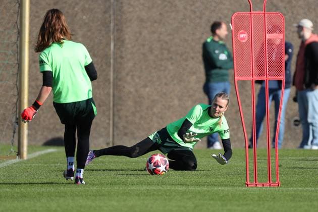 VfL vs Olympique Lyon, CL Women, Preliminary Reports Wolfsburg, 16 10 2024, FOOTBALL VfL Wolfsburg vs Olympique Lyon, Group Round Champions League Women, Season 2024 25 VfL Wolfsburg Final Training, Goalkeeper Merle Frohms VfL Wolfsburg Wolfsburg