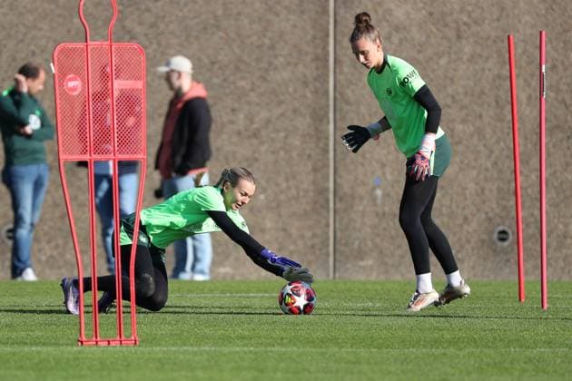 VfL vs Olympique Lyon, CL Women, Preliminary Reports Wolfsburg, 16 10 2024, FOOTBALL VfL Wolfsburg vs Olympique Lyon, Group Round Champions League Women, Season 2024 25 VfL Wolfsburg Final Training, Goalkeeper Merle Frohms VfL Wolfsburg Wolfsburg