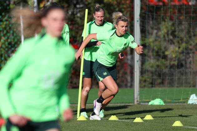 VfL vs Olympique Lyon, CL Women, Preliminary reports Wolfsburg, 16 10 2024, FOOTBALL VfL Wolfsburg vs Olympique Lyon, Group round Champions League Women, Season 2024 25 VfL Wolfsburg final training, Lena Lattwein VfL Wolfsburg , Alexandra Popp VfL Wolfsburg Wolfsburg