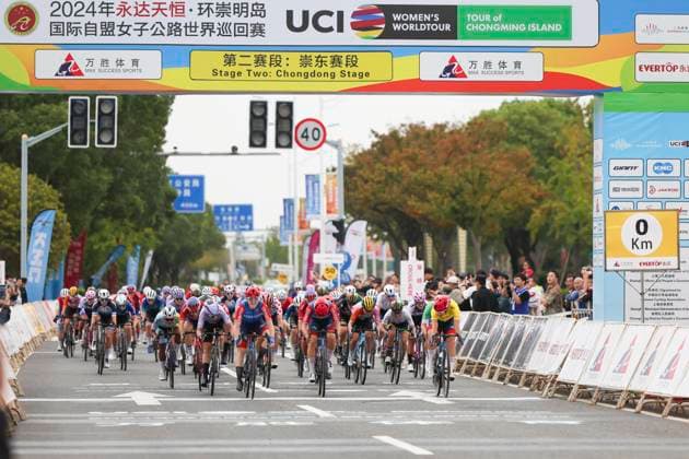 (241016) -- SHANGHAI, Oct. 16, 2024 -- Cyclists compete during the second stage of the 2024 Tour of Chongming Island in Shanghai, east China, Oct. 16, 2024 ) (SP)CHINA-SHANGHAI Road cycling, Rad, Radsport, Strasse 2024 TOUR OF CHONGMING ISLAND (CN) WangxXiang 