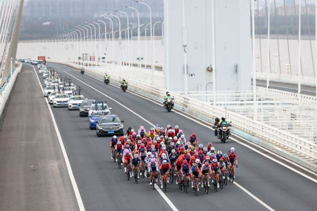 Sport Bilder des Tages (241016) -- SHANGHAI, Oct. 16, 2024 -- Cyclists compete during the second stage of the 2024 Tour of Chongming Island in Shanghai, east China, Oct. 16, 2024 ) (SP)CHINA-SHANGHAI Road cycling, Rad, Radsport, Strasse 2024 TOUR OF CHONGMING ISLAND (CN) WangxXiang 