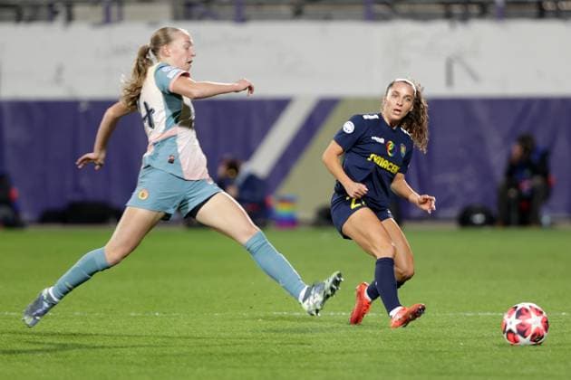 WOMEN SOCCER - UEFA CL, St.Poelten vs Man.City VIENNA,AUSTRIA,16.OCT.24 - WOMEN SOCCER - UEFA Women s Champions League, group stage, SKN Sankt Poelten vs Manchester City. Image shows Codie Thomas (Man.City) and Izabela Krizaj (St.Poelten).  GEPAxpictures xWalterxLuger