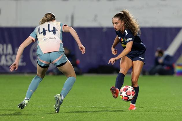 WOMEN SOCCER - UEFA CL, St.Poelten vs Man.City VIENNA,AUSTRIA,16.OCT.24 - WOMEN SOCCER - UEFA Women s Champions League, group stage, SKN Sankt Poelten vs Manchester City. Image shows Codie Thomas (Man.City) and Izabela Krizaj (St.Poelten).  GEPAxpictures xWalterxLuger