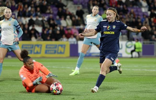 WOMEN SOCCER - UEFA CL, St.Poelten vs Man.City VIENNA,AUSTRIA,16.OCT.24 - WOMEN SOCCER - UEFA Women s Champions League, group stage, SKN Sankt Poelten vs Manchester City. Image shows Khiara Keating (Man.City) and Melanie Brunnthaler (St.Poelten).  GEPAxpictures xWalterxLuger