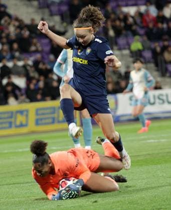 WOMEN SOCCER - UEFA CL, St.Poelten vs Man.City VIENNA,AUSTRIA,16.OCT.24 - WOMEN SOCCER - UEFA Women s Champions League, group stage, SKN Sankt Poelten vs Manchester City. Image shows Khiara Keating (Man.City) and Melanie Brunnthaler (St.Poelten).  GEPAxpictures xWalterxLuger