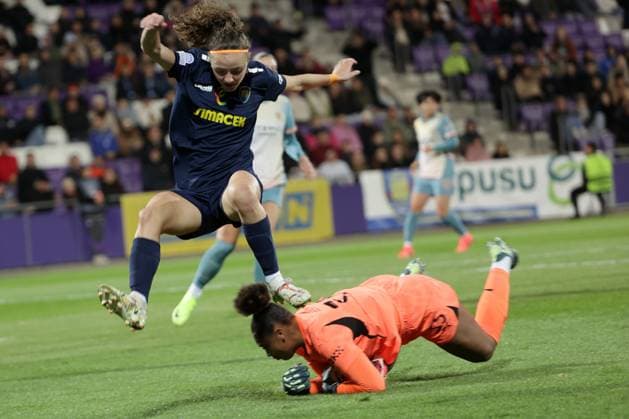 WOMEN SOCCER - UEFA CL, St.Poelten vs Man.City VIENNA,AUSTRIA,16.OCT.24 - WOMEN SOCCER - UEFA Women s Champions League, group stage, SKN Sankt Poelten vs Manchester City. Image shows Melanie Brunnthaler (St.Poelten) and Khiara Keating (Man.City).  GEPAxpictures xWalterxLuger