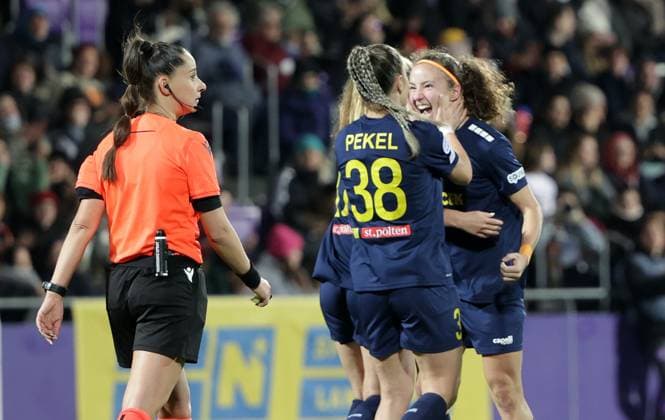 WOMEN SOCCER - UEFA CL, St.Poelten vs Man.City VIENNA,AUSTRIA,16.OCT.24 - WOMEN SOCCER - UEFA Women s Champions League, group stage, SKN Sankt Poelten vs Manchester City. Image shows referee Juliana Elena Demetrescu (ROU) and the rejoicing of Melike Pekel and Melanie Brunnthaler (St.Poelten).  GEPAxpictures xWalterxLuger