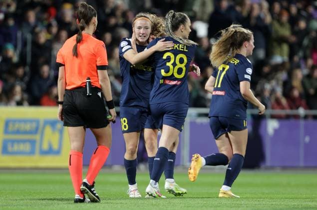 WOMEN SOCCER - UEFA CL, St.Poelten vs Man.City VIENNA,AUSTRIA,16.OCT.24 - WOMEN SOCCER - UEFA Women s Champions League, group stage, SKN Sankt Poelten vs Manchester City. Image shows the rejoicing of Melanie Brunnthaler, Melike Pekel and Sarah Mattner (St.Poelten).  GEPAxpictures xWalterxLuger