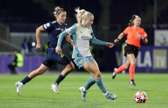 WOMEN SOCCER - UEFA CL, St.Poelten vs Man.City VIENNA,AUSTRIA,16.OCT.24 - WOMEN SOCCER - UEFA Women s Champions League, group stage, SKN Sankt Poelten vs Manchester City. Image shows Mateja Zver (St.Poelten) and Alex Greenwood (Man.City).  GEPAxpictures xWalterxLuger