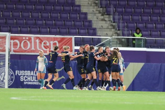 Vienna, Austria, October 16th, 2024: St Polten player celebrate the eqalizer during the UEFA womens champions league group stage match St Polten vs Manchester City at Viola Park, Vienna Tom Seiss SPP (Tom Seiss SPP) Copyright: xTomxSeissx xSPPx spp-en-ToSeSp-20241016 UWCL SKN vs Man City-2565