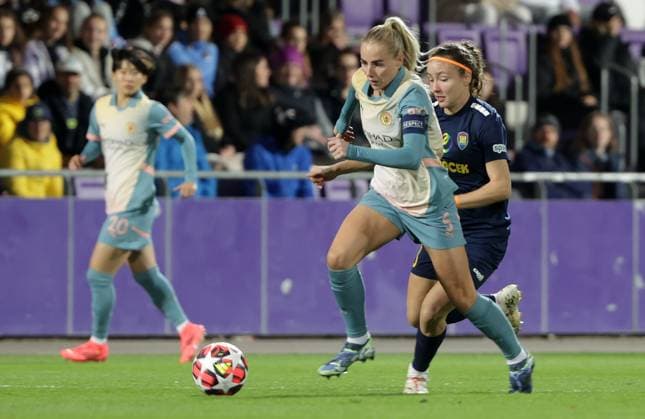 WOMEN SOCCER - UEFA CL, St.Poelten vs Man.City VIENNA,AUSTRIA,16.OCT.24 - WOMEN SOCCER - UEFA Women s Champions League, group stage, SKN Sankt Poelten vs Manchester City. Image shows Alex Greenwood (Man.City) and Melanie Brunnthaler (St.Poelten).  GEPAxpictures xWalterxLuger