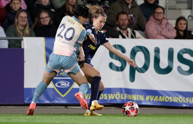 WOMEN SOCCER - UEFA CL, St.Poelten vs Man.City VIENNA,AUSTRIA,16.OCT.24 - WOMEN SOCCER - UEFA Women s Champions League, group stage, SKN Sankt Poelten vs Manchester City. Image shows Aoba Fujino (Man.City) and Sarah Mattner (St.Poelten).  GEPAxpictures xWalterxLuger