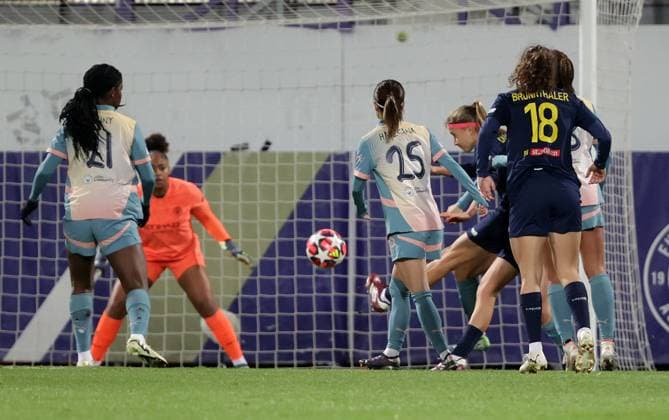 WOMEN SOCCER - UEFA CL, St.Poelten vs Man.City VIENNA,AUSTRIA,16.OCT.24 - WOMEN SOCCER - UEFA Women s Champions League, group stage, SKN Sankt Poelten vs Manchester City. Image shows Khiara Keating, Yui Hasegawa (Man.City), Kamila Dubcova and Melanie Brunnthaler (St.Poelten). Keywords: goal.  GEPAxpictures xWalterxLuger