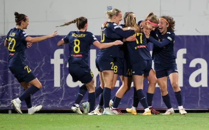 WOMEN SOCCER - UEFA CL, St.Poelten vs Man.City VIENNA,AUSTRIA,16.OCT.24 - WOMEN SOCCER - UEFA Women s Champions League, group stage, SKN Sankt Poelten vs Manchester City. Image shows the rejoicing of Kamila Dubcova (St.Poelten) and her team.  GEPAxpictures xWalterxLuger
