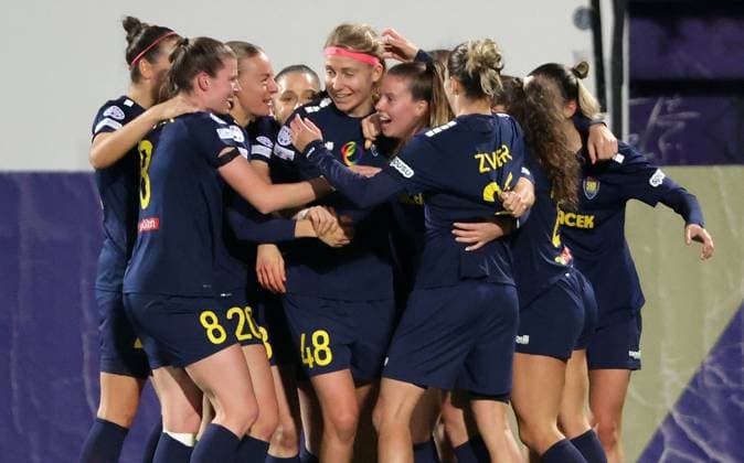 WOMEN SOCCER - UEFA CL, St.Poelten vs Man.City VIENNA,AUSTRIA,16.OCT.24 - WOMEN SOCCER - UEFA Women s Champions League, group stage, SKN Sankt Poelten vs Manchester City. Image shows the rejoicing of Kamila Dubcova (St.Poelten) and her team.  GEPAxpictures xWalterxLuger
