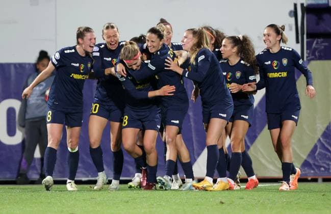 WOMEN SOCCER - UEFA CL, St.Poelten vs Man.City VIENNA,AUSTRIA,16.OCT.24 - WOMEN SOCCER - UEFA Women s Champions League, group stage, SKN Sankt Poelten vs Manchester City. Image shows the rejoicing of Kamila Dubcova (St.Poelten) and her team.  GEPAxpictures xWalterxLuger