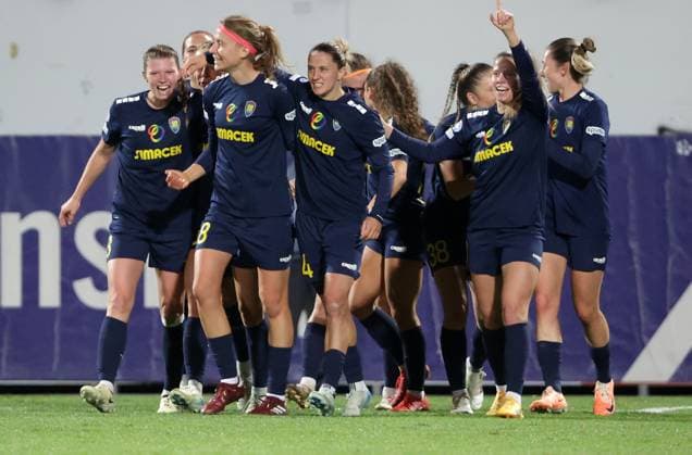 WOMEN SOCCER - UEFA CL, St.Poelten vs Man.City VIENNA,AUSTRIA,16.OCT.24 - WOMEN SOCCER - UEFA Women s Champions League, group stage, SKN Sankt Poelten vs Manchester City. Image shows the rejoicing of Kamila Dubcova (St.Poelten) and her team.  GEPAxpictures xWalterxLuger