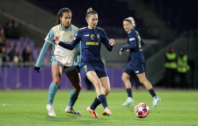 WOMEN SOCCER - UEFA CL, St.Poelten vs Man.City VIENNA,AUSTRIA,16.OCT.24 - WOMEN SOCCER - UEFA Women s Champions League, group stage, SKN Sankt Poelten vs Manchester City. Image shows Mary Fowler (Man.City) and Maria Mikolajova (St.Poelten).  GEPAxpictures xWalterxLuger