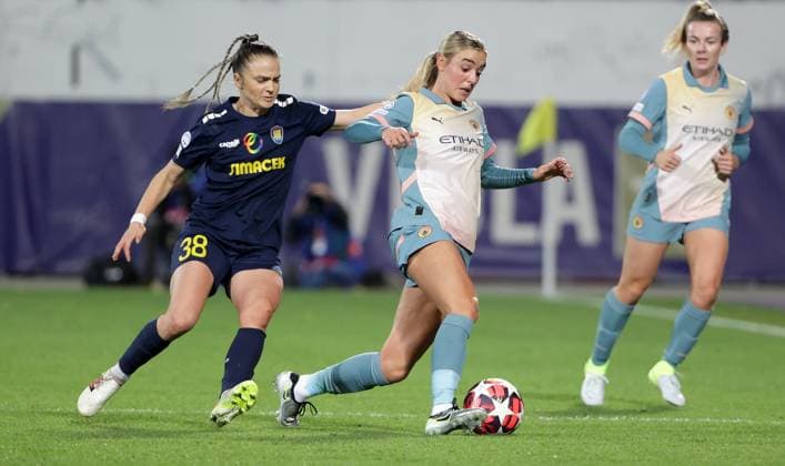 WOMEN SOCCER - UEFA CL, St.Poelten vs Man.City VIENNA,AUSTRIA,16.OCT.24 - WOMEN SOCCER - UEFA Women s Champions League, group stage, SKN Sankt Poelten vs Manchester City. Image shows Melike Pekel (St.Poelten) and Jill Roord (Man.City).  GEPAxpictures xWalterxLuger