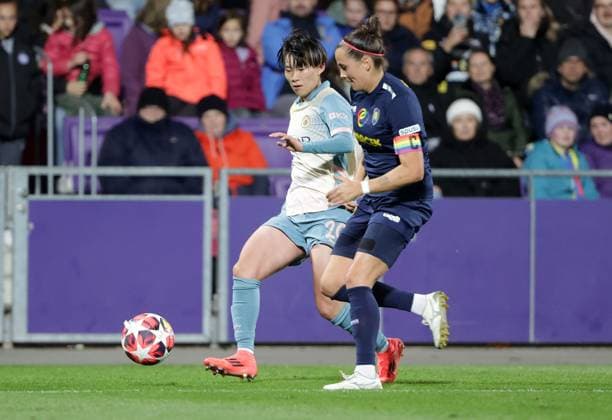 WOMEN SOCCER - UEFA CL, St.Poelten vs Man.City VIENNA,AUSTRIA,16.OCT.24 - WOMEN SOCCER - UEFA Women s Champions League, group stage, SKN Sankt Poelten vs Manchester City. Image shows Aoba Fujino (Man.City) and Jennifer Klein (St.Poelten).  GEPAxpictures xWalterxLuger