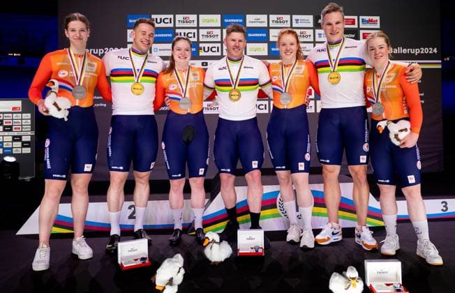 BALLERUP - Kimberley Kalee, Harrie Lavreysen, Roy van den Berg, Jeffrey Hoogland, Steffie van der Peet, Hettie van der Wouw and Kyra Lamberink with their gold and silver medals in the team sprint on the first day of the World Track cycling, Rad, Radsport, Bahnrad, Bahn Championships at the Ballerup Super Arena. ANP IRIS VAN DEN BROEK xVIxANPxSportx xxANPxIVx 511029142 originalFilename: 511029142.jpg