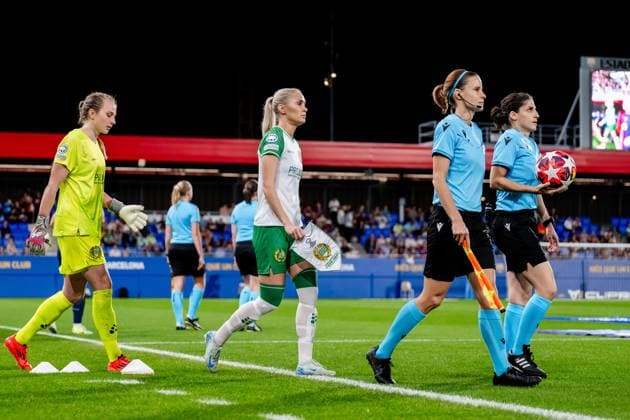 241016 Goalkeeper Anna Tamminen and Alice Carlsson of Hammarby ahead of the Women s Champions League football match between Barcelona and Hammarby on October 16, 2024 in Barcelona Photo Johanna Säll BILDBYRAN kod JL JL0454 fotboll football soccer fotball uefa womens champions league barcelona hammarby dam bbeng  Copyright: JOHANNAxSÄLL BB241016BB688