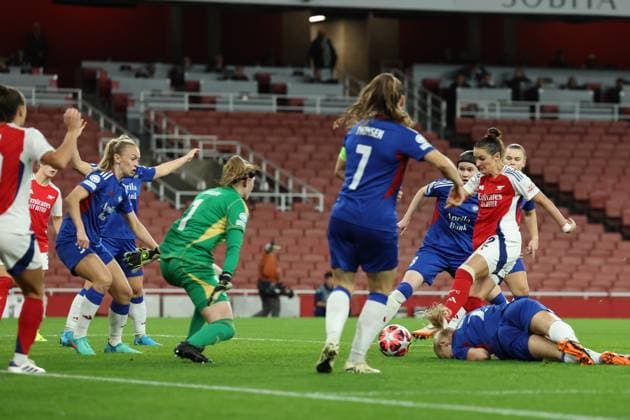 London, England, 16th October 2024. Emily Fox of Arsenal scores the opening goal during the UEFA Womens Champions League match at the Emirates Stadium, London. Picture credit should read: Paul Terry Sportimage EDITORIAL USE ONLY. No use with unauthorised audio, video, data, fixture lists, club league logos or live services. Online in-match use limited to 120 images, no video emulation. No use in betting, games or single club league player publications. SPI-3383-0002