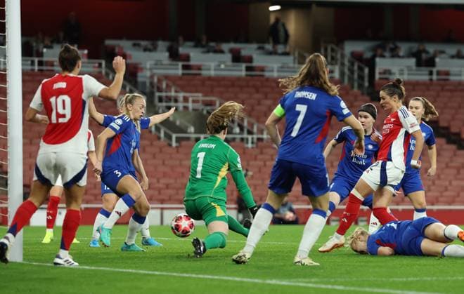 London, England, 16th October 2024. Emily Fox of Arsenal scores the opening goal during the UEFA Womens Champions League match at the Emirates Stadium, London. Picture credit should read: Paul Terry Sportimage EDITORIAL USE ONLY. No use with unauthorised audio, video, data, fixture lists, club league logos or live services. Online in-match use limited to 120 images, no video emulation. No use in betting, games or single club league player publications. SPI-3383-0003