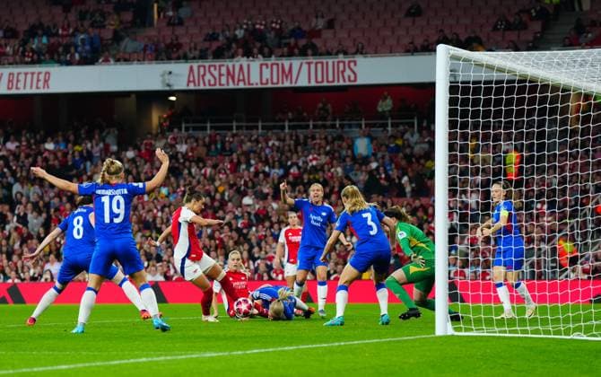 Emily Fox (3rd L) of Arsenal Women FC scores the opening goal to make it 1-0 during the UEFA Women s Champions League match against Valerenga Arsenal Women v Valerenga Women, UEFA Women s Champions League, Group C, Emirates Stadium, London, UK - 16 Oct 2024 Editorial use only  Copyright: xJavierxGarcia Shutterstockx 14783004v